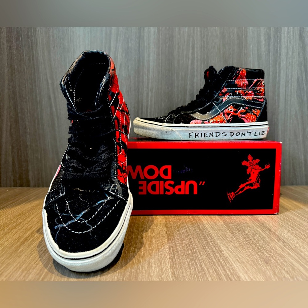 Special edition Stranger Things Vans. Men 6 Women 7.5 comes with original box.